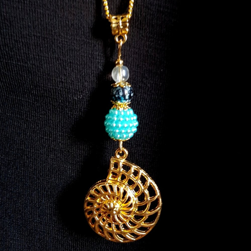 Collier sautoir pendentif escargot, grosse perles en acrylique bleu et verre, chaîne, métal doré