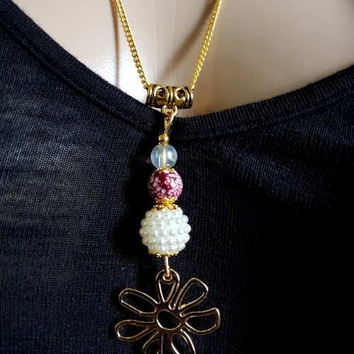 Collier sautoir pendentif fleur, perles en acrylique écru, bordeaux et verre transparent, chaîne, métal doré
