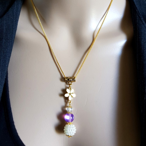 Collier pendentif fleur émaillé blanc, perles en acrylique écru, parme, et verre transparente, chaîne, métal doré