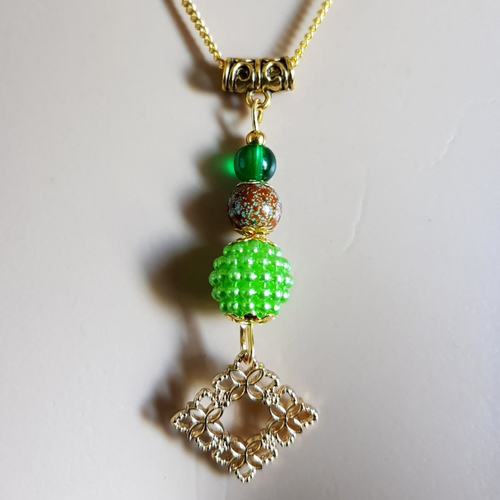 Collier pendentif carré, perles en acrylique vert clair et verre marron tacheté bleu, chaîne, métal doré