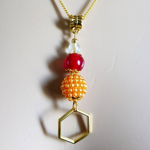 Collier pendentif perles en acrylique orange saumon, rouge foncé et verre transparent, chaîne, métal doré