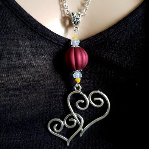 Collier sautoir pendentif cœur, grosse perles en acrylique rouge bordeaux et verre blanc et jaune, chaîne ronde, fermoir, métal argenté