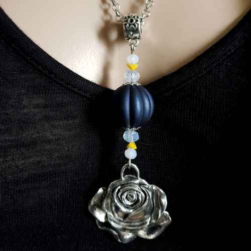 Collier sautoir pendentif fleur, grosse perles en acrylique bleu foncé et verre blanc, jaune, chaîne ronde, fermoir, métal argenté