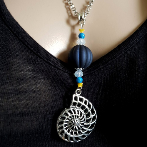 Collier sautoir pendentif escargot de mer, perles en acrylique bleu foncé et verre jaune, chaîne força plate, fermoir, métal argenté