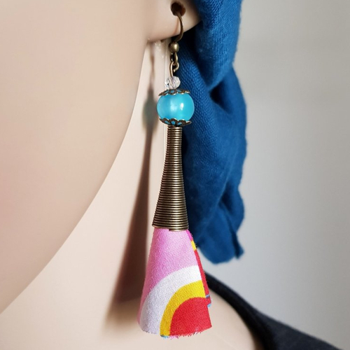 Boucle d'oreille pendante pompons en tissu bleu, rose, blanc,jaune, perles en acrylique, crochet en métal bronze