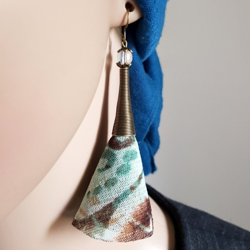 Boucle d'oreille pendante pompons en voilage souple marron, vert d'eau, beige, perles en verre transparente, crochet en métal bronze