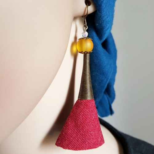 Boucle d'oreille pendante pompons en tissu souple rouge, perles en verre jaune moutarde, transparente, crochet en métal bronze