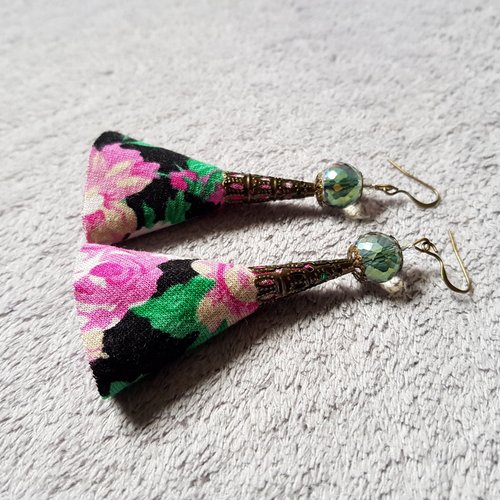 Boucle d'oreille pendante pompons en tissu vert, rose, écru, perles en verre transparente avec reflets, crochet en métal bronze