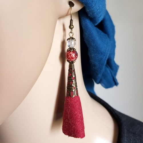 Boucle d'oreille pendante pompons en tissu souple rouge, perles en verre transparente, crochet en métal bronze