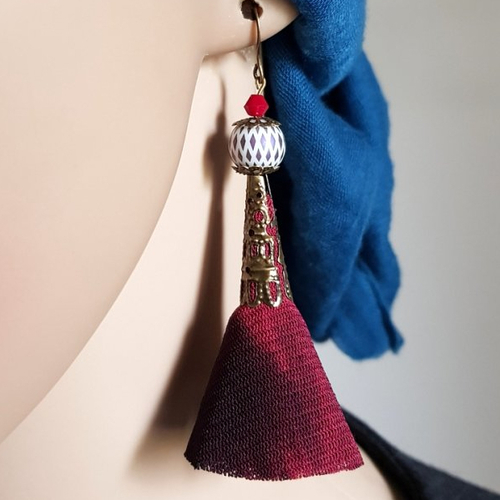 Boucle d'oreille pendante pompons en voilage souple noire bordeaux, perles en verre, crochet en métal bronze