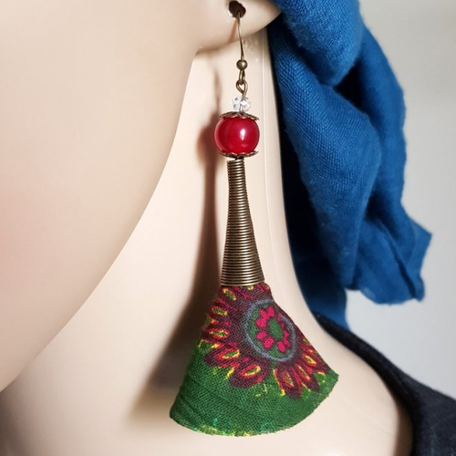 Boucle d'oreille pendante pompons en tissu vert, rouge, perles en acrylique rouge foncé, transparente, crochet en métal bronze