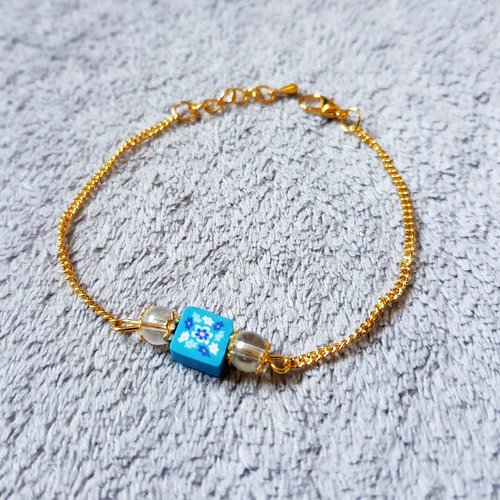 Bracelet perle en en pâte fimo carré bleu à fleurs et verre transparent, fermoir mousqueton, chaîne d’extension en métal doré