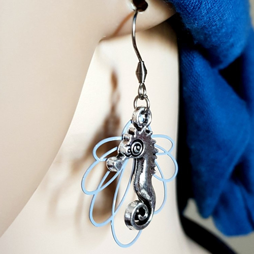 Boucle d'oreille hippocampe de mer, feuille émaillé bleu gris, crochet en métal acier inoxydable argenté