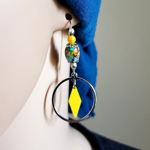 Boucle d'oreille losange émaillé jaune, perles en verre vert marbré multicolore, rond, crochet, métal acier inoxydable argenté