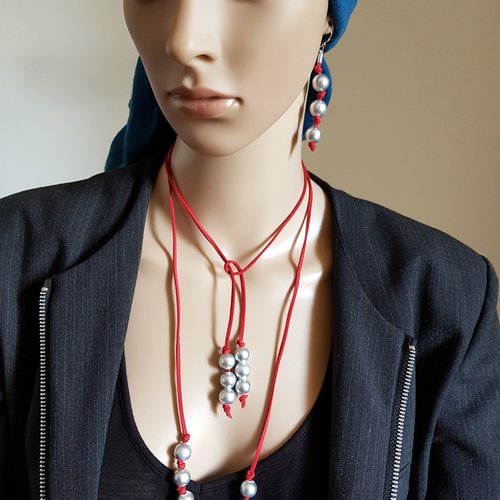 1 collier sautoir en suédine rouge, perles acrylique argenté, + boucle d'oreille
