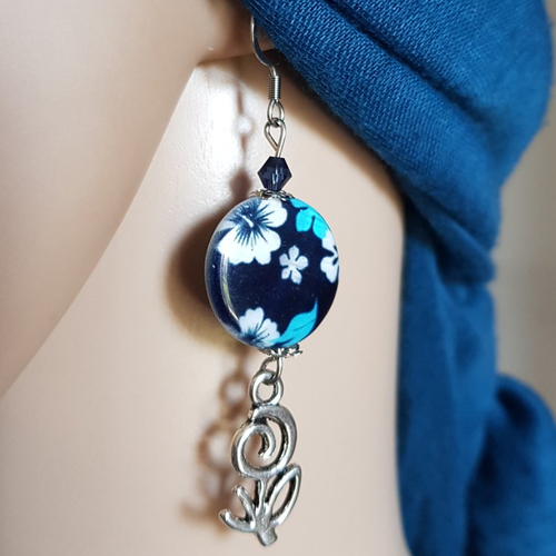 Boucle d'oreille fleur, perles en nacre, verre, bleu, blanc, noir, crochet métal acier inoxydable argenté