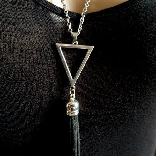 Collier sautoir triangle, pompon noir en suédine, fermoir, chaîne, métal acier inoxydable argenté