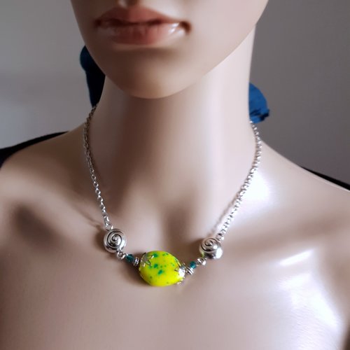 Collier perles en acrylique jaune tacheté vert, fermoir, chaîne, métal acier inoxydable argenté