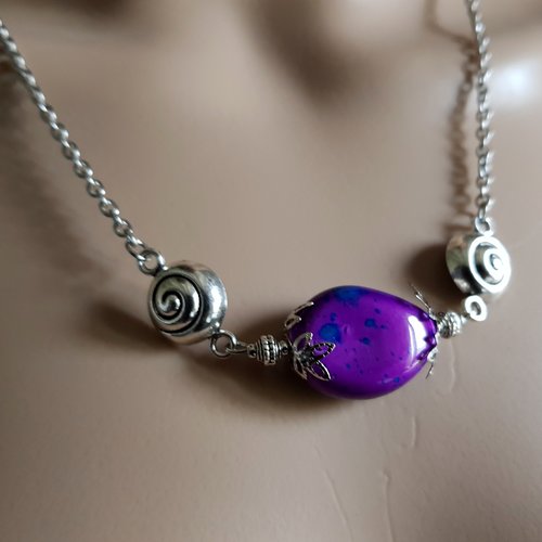 Collier long perles en acrylique violet tacheté bleu, fermoir, chaîne, métal acier inoxydable argenté