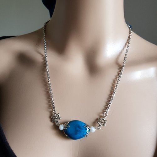 Collier long fleurs, perles en acrylique bleu, bleu, tacheté, fermoir, chaîne, métal acier inoxydable argenté