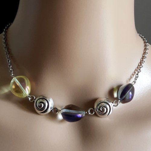 Collier perles en verre transparentes avec reflets jaune, violet, bleuté, fermoir, chaîne, métal acier inoxydable argenté