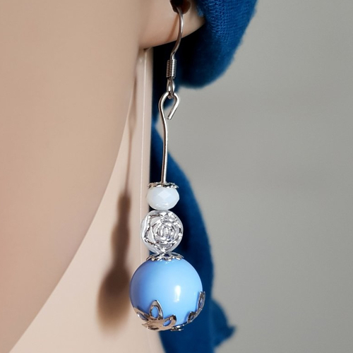 Boucle d'oreille fleur, perles en acrylique bleu, blanc, coupelles, crochet métal acier inoxydable argenté