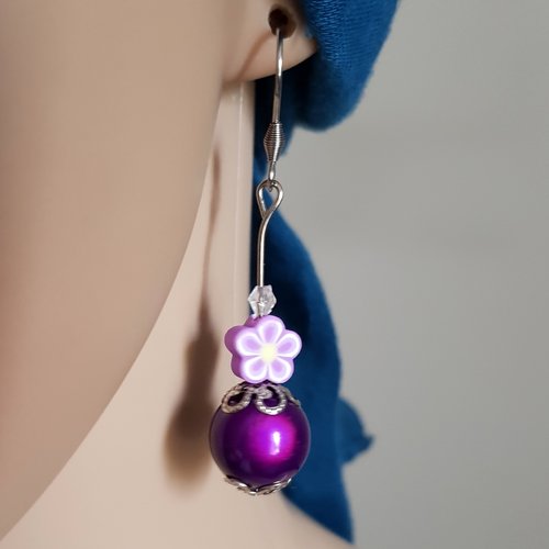 Boucle d'oreille fleur, perles en acrylique violet prune, mauve, blanc, coupelles, crochet métal acier inoxydable argenté