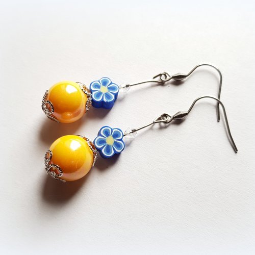 Boucle d'oreille fleur, perles en acrylique jaune, bleu, blanc, coupelles, crochet métal acier inoxydable argenté