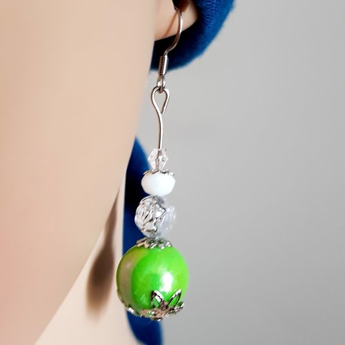 Boucle d'oreille fleur, perles en acrylique vert, transparent, blanc, coupelles, crochet métal acier inoxydable argenté