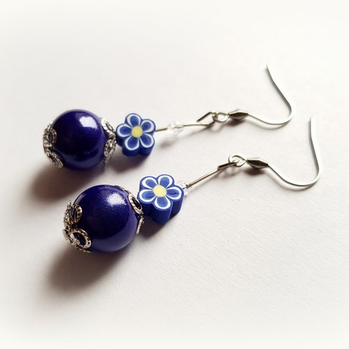 Boucle d'oreille fleur, perles en acrylique bleu, blanc, coupelles, crochet métal acier inoxydable argenté