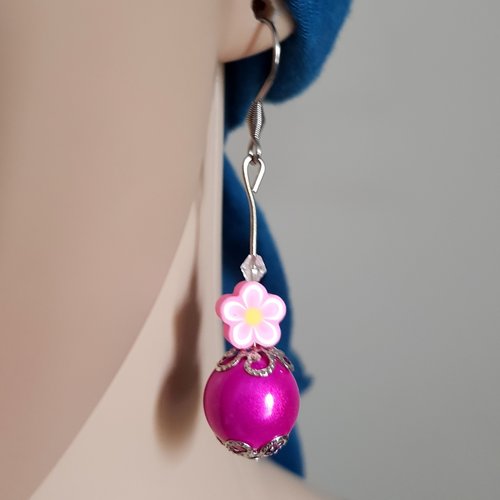 Boucle d'oreille fleur, perles en acrylique rose fuchsia, blanc, coupelles, crochet métal acier inoxydable argenté