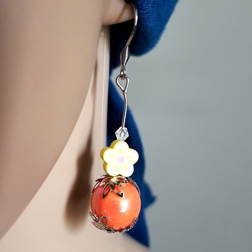 Boucle d'oreille fleur, perles en acrylique jaune, orange, blanc, coupelles, crochet métal acier inoxydable argenté