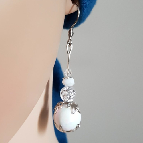 Boucle d'oreille fleur, perles en acrylique blanc, transparent, coupelles, crochet métal acier inoxydable argenté