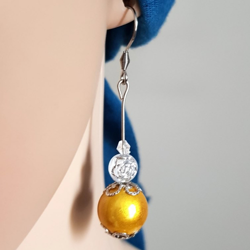 Boucle d'oreille fleur, perles en acrylique jaune doré, transparent, coupelles, crochet métal acier inoxydable argenté