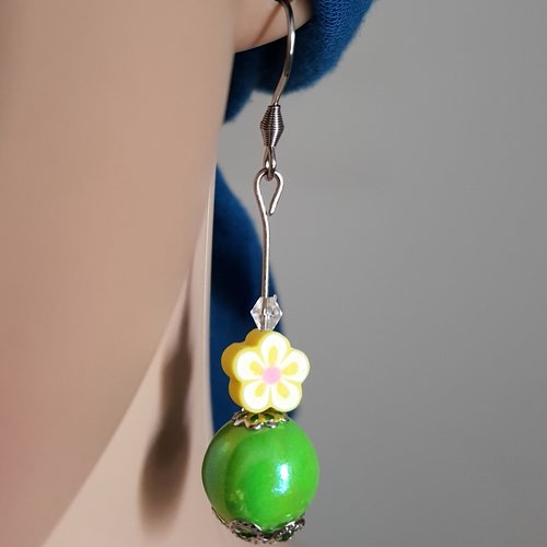 Boucle d'oreille fleur, perles en acrylique vert, jaune, transparent, blanc, coupelles, crochet métal acier inoxydable argenté