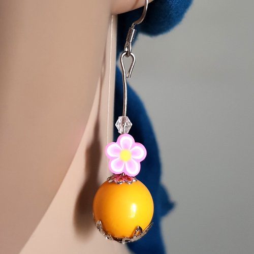 Boucle d'oreille fleur, perles en acrylique jaune moutarde, rose, blanc, coupelles, crochet métal acier inoxydable argenté