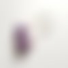 Boucle d'oreille fleur, perles en acrylique violet prune, blanc, coupelles, crochet métal acier inoxydable argenté