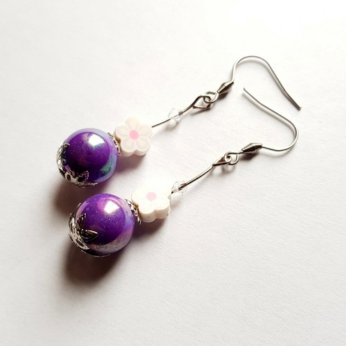 Boucle d'oreille fleur, perles en acrylique violet prune, blanc, coupelles, crochet métal acier inoxydable argenté