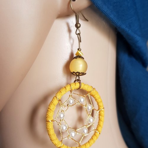 Boucle d'oreille pendante perles jaune moutarde, blanc, crochet en métal bronze