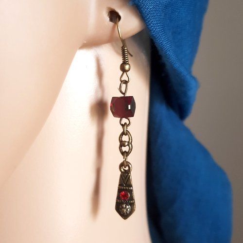 Boucle d'oreille pendante perles en verre rouge foncé bordeaux avec reflets, crochet en métal bronze
