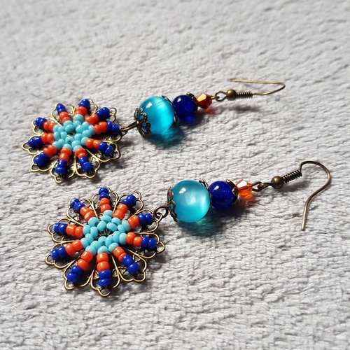 Boucle d'oreille fleur perles bleu, orange, crochet en métal bronze