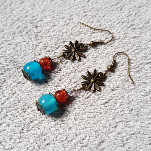 Boucle d'oreille pendante fleurs, perles orange foncé, bleu, crochet en métal bronze
