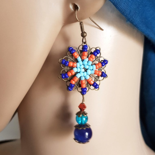 Boucle d'oreille fleur perles bleu, orange, crochet en métal bronze