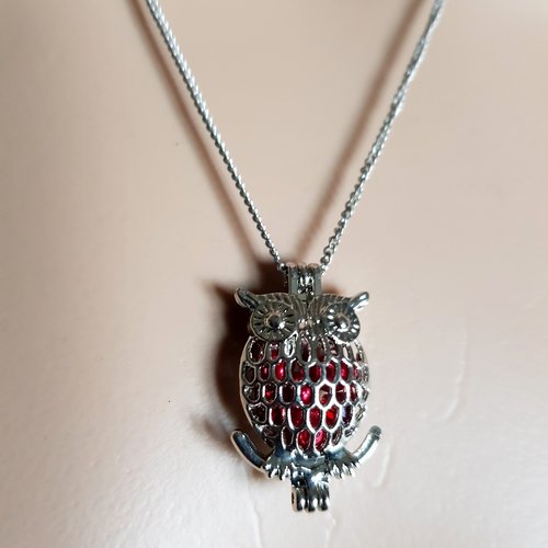 Collier hibou avec perles en verre rouge à l’intérieure, fermoir, chaîne, métal acier inoxydable argenté