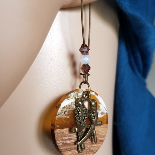 Boucle d'oreille rond en bois et résine ambre, blanc, marron, oiseaux, perles, crochet en métal bronze