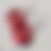 Boucle d'oreille ovale courbé émaillé rouge mat, plumes, crochet en métal acier inoxydable argenté