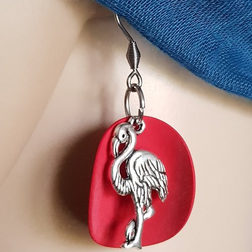 Boucle d'oreille ovale courbé émaillé rouge mat, oiseaux flamant rose, crochet en métal acier inoxydable argenté