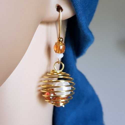 Boucle d'oreille perles ressort et en verre, blanc, ambre orange, crochet en métal acier inoxydable doré