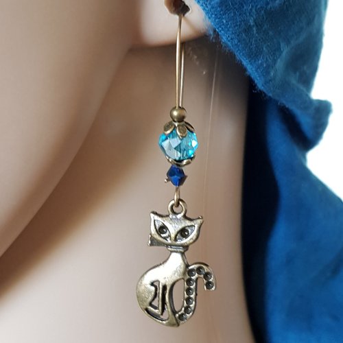 Boucle d'oreille animal chat, perles en verre bleu, crochet en métal bronze