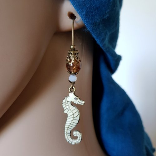 Boucle d'oreille hippocampe cheval de mer émaillé écru, perles en verre ambre, blanc, crochet en métal bronze